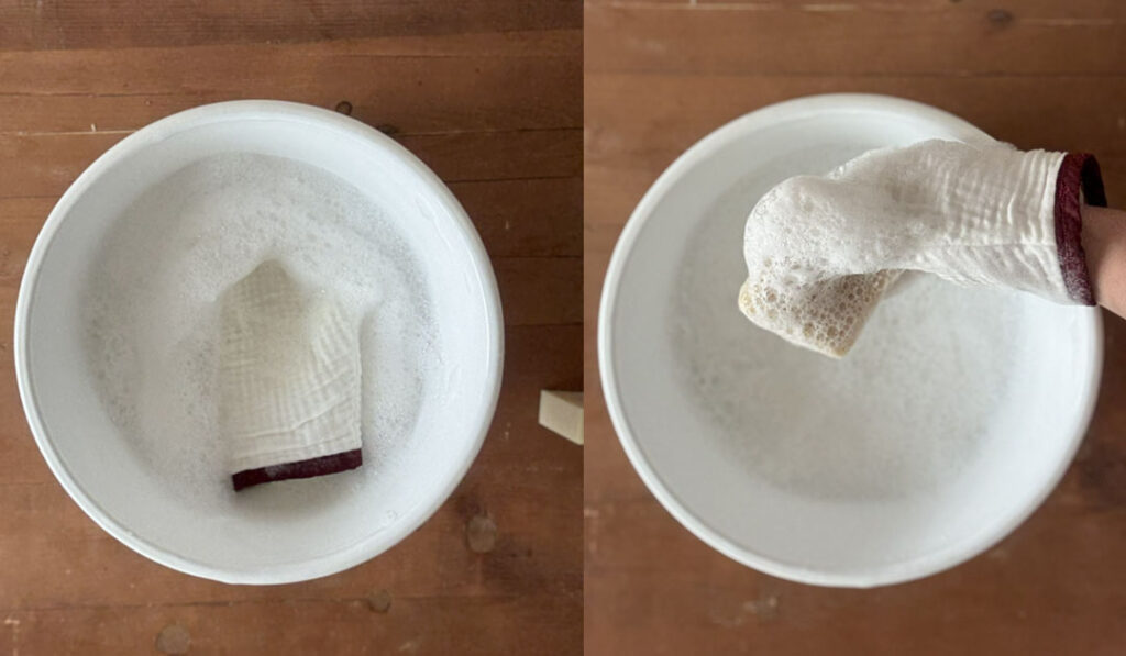 ガーゼでつくったミトンで、犬用石けんを泡立てています。